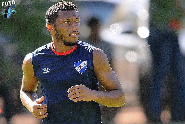 El zaguero colombiano Carlos Valdes se presenta por primera vez, desde el banco de suplentes. 