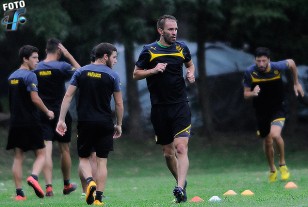 Carlos Valdez  en primer plano participando del fútbol-tenis.