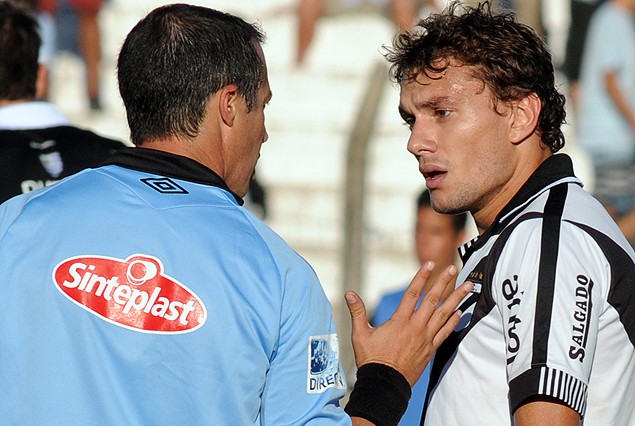 Bruno Barreto discute con el línea Carlos Pastorino. El final de Danubio-Wanderers fue polémico. 