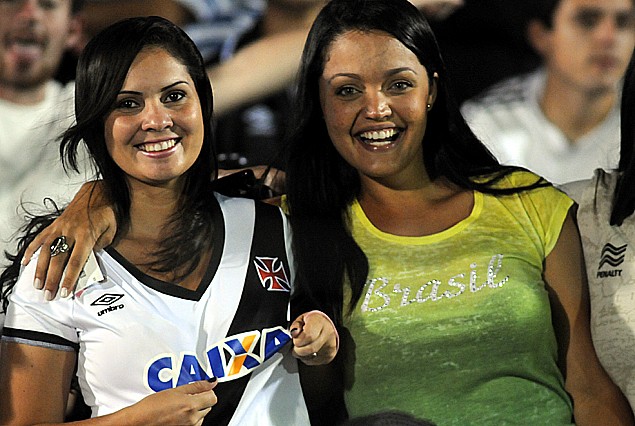 Torcedoras brasileñas en el talud del estadio Franzini.