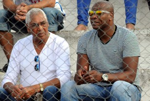 Richard Morales junto a su padre en la tribuna que ocupó la parcialidad de Nacional.