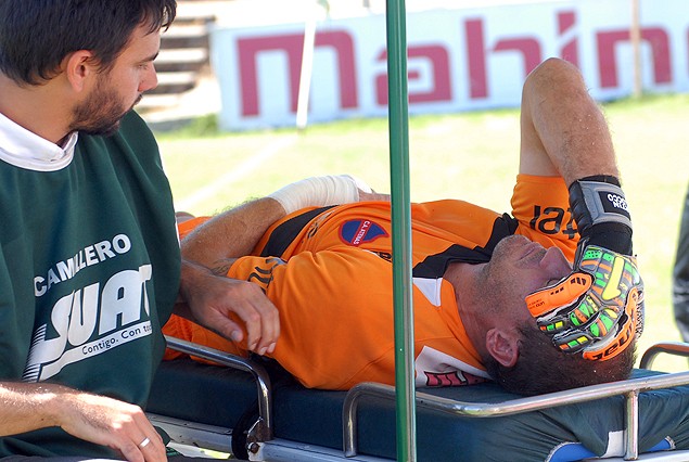 Barlocco se retira del campo muy dolorido