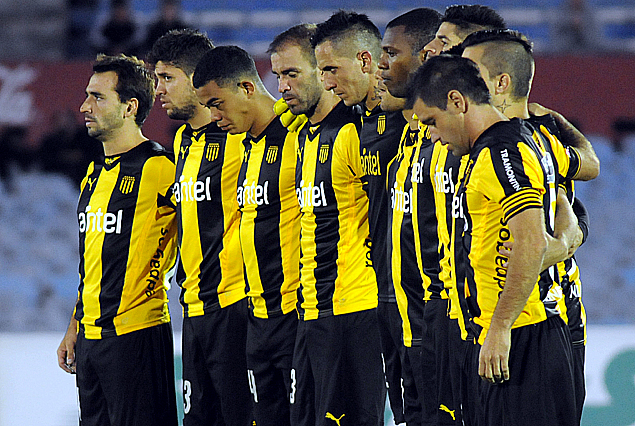 Los jugadores de Peñarol en el minuto de recuerdo a la madre de Fernando Morena.