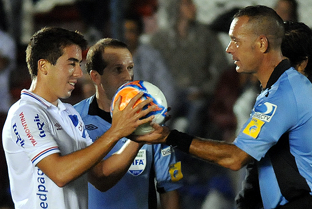 Carlos De Pena se llevó la pelota del Parque que le entregó el árbitro Javier Bentancor