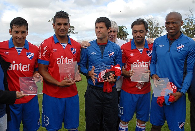 Porras, Polenta, "Nacho", Recoba y Ribair con las plaquetas que les obsequió Danubio.