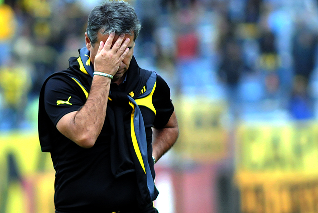 Pablo Bengoechea, el técnico de Peñarol y el dolor de cabeza en el Estadio Centenario.