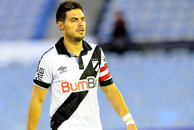 Bruno Fornaroli en el ataque del equipo franjeado. 