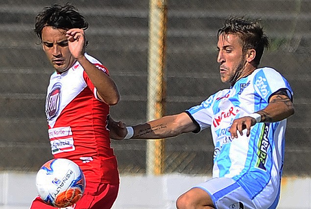 Nicolás Fagúndez con el balón, Andrés Ravecca llega a su marca.