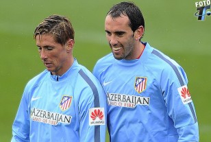 Godín junto al Niño Torres en pleno entrenamiento. 