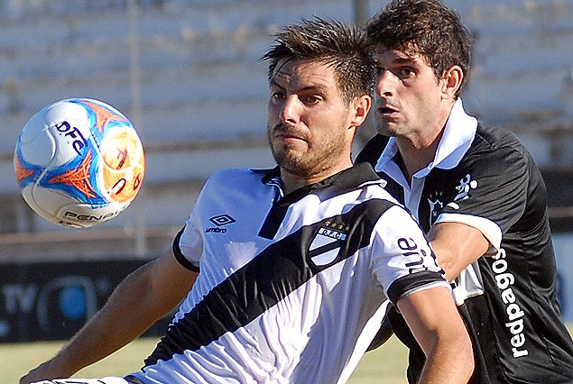 Bruno Fornaroli maniobra con la pelota. Danubio y Wanderers no pasaron del empate.