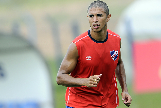 Diego Arismendi empezó en la zaga y luego volvió al mediocampo en el entrenamiento.