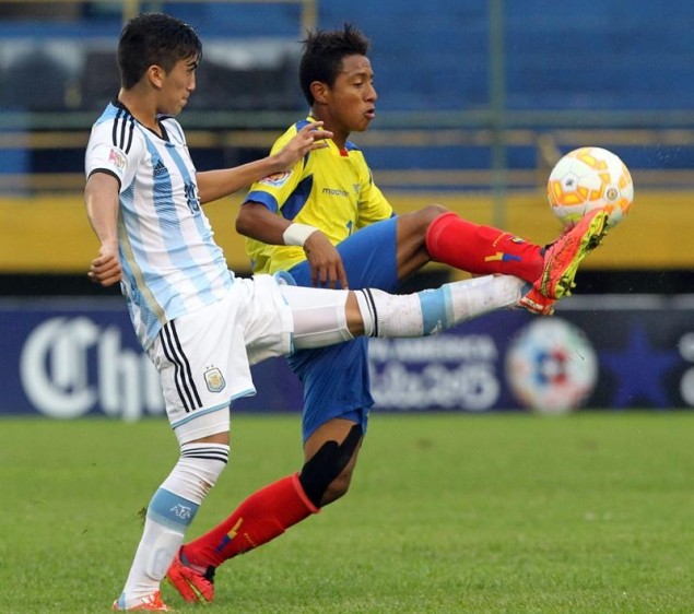 Pablo Ruiz y Fabiano Tello disputan el balón