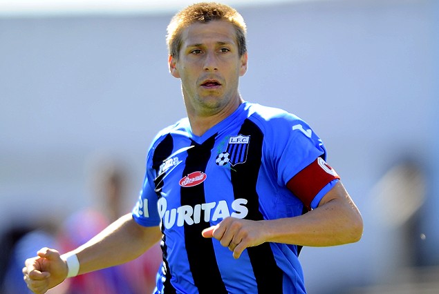 Emiliano Alfaro, delantero del puntero Liverpool.