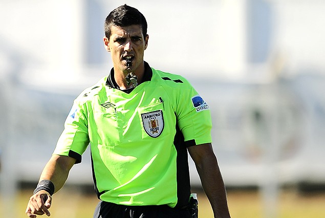 La decisión de Federico Arman de acatar la invitación de la policía a retirarse del campo de juego antes que los jugadores de Danubio, es cuestionada y denunciada por esa institución.