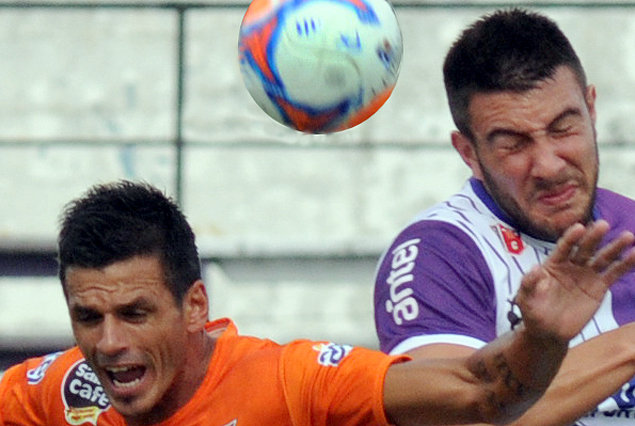 Richard Pellejero y Lucas Cavallini disputan el balón