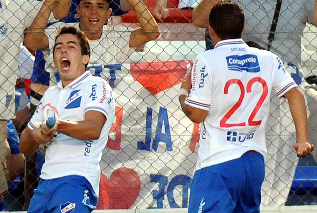 Carlos De Pena letal en el ataque, tres goles, y el festejo con Alfonso Espino.