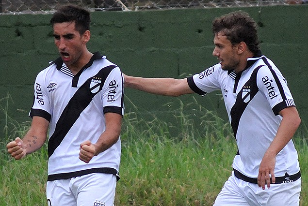 Matías Castro festeja euforicamente el gol y lo felicita Gonzalo Barreto. 
