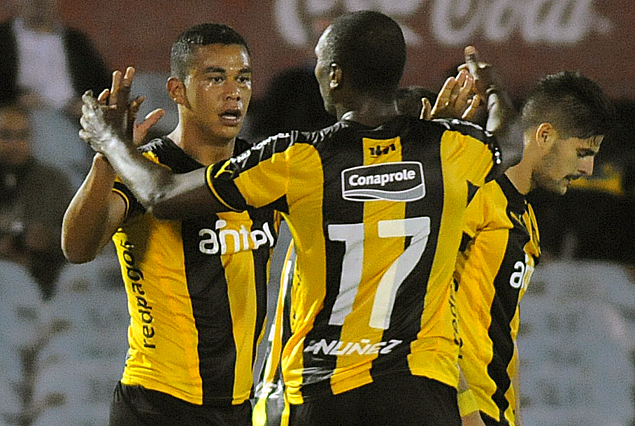 Sebastián Píriz de cabeza al gol y abrazo con Marceo Zalayeta.