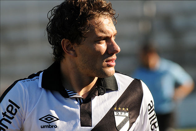 Gonzalo Barreto descartado por desgarro. 