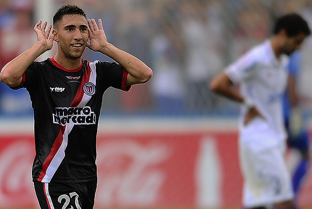 El festejo de Fernando Gorriarán que generó el repunte de River Plate en el Parque Central y el desconsuelo de Juan Manuel Díaz.