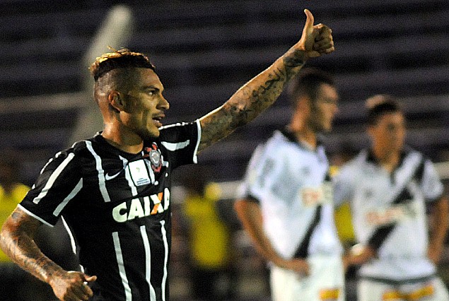 El peruano Paolo Guerrero en el festejo del primer gol de Corinthians.