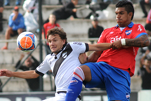 Gonzalo Barreto en ofensiva y la presión de Diego Polenta.