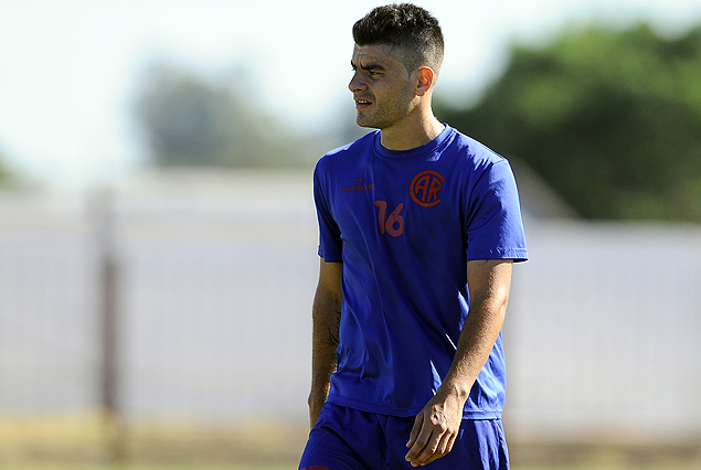 Maximiliano Lombardi en el ataque de los rojos. 