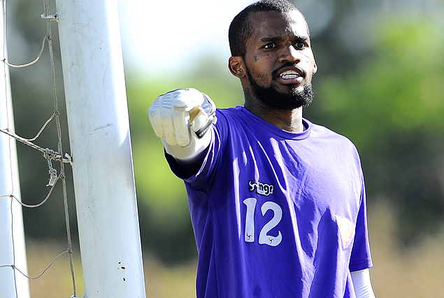 El panameño Luis Mejía en el arco de Fénix.