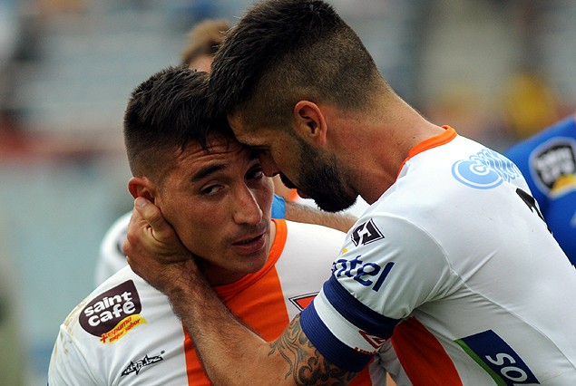 Adrián Luna, autor del gol, es abrazado y felicitado por Edgar Martínez. "La hinchada se merecía esta alegría", dijo el capitán.