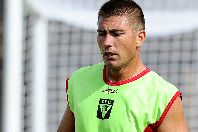 Octavio Siqueira en sanidad, con golpe en la rodilla. 