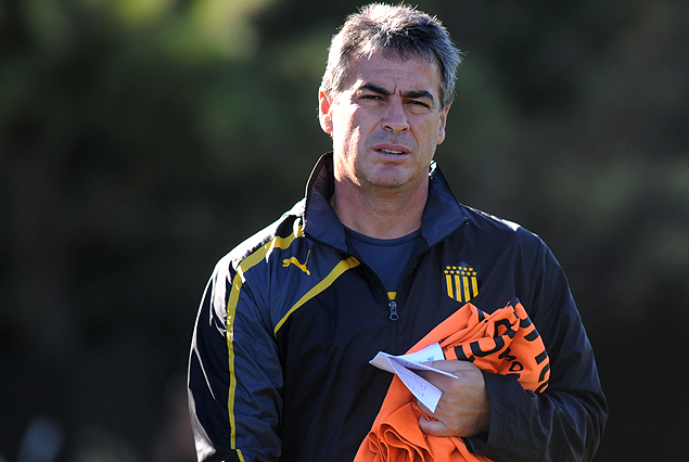 Pablo Bengoechea, el técnico de Peñarol, el lunes de conferencia y entrenamiento en Los Aromos. 