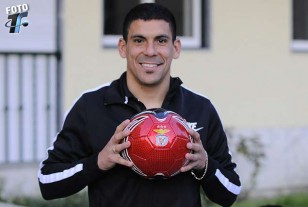 "Maxi" Pereira con la pelota del Benfica.