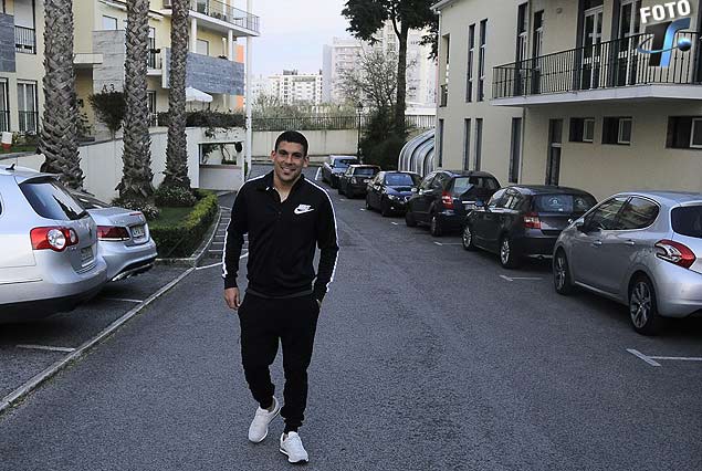 "Maxi" Pereira caminando por la zona donde vive en Lisboa.