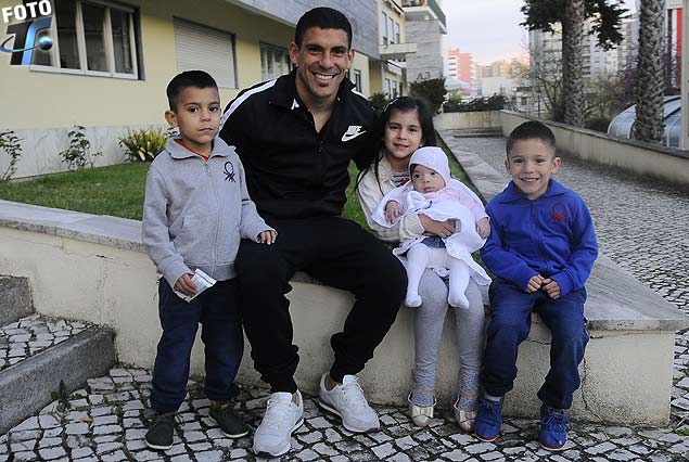 "Maxi" Pereira en la imagen feliz de la familia en Lisboa, acompañado por sus cuatro hijos: Tomás, Belén que tiene en brazos a Clara y Thiago. 