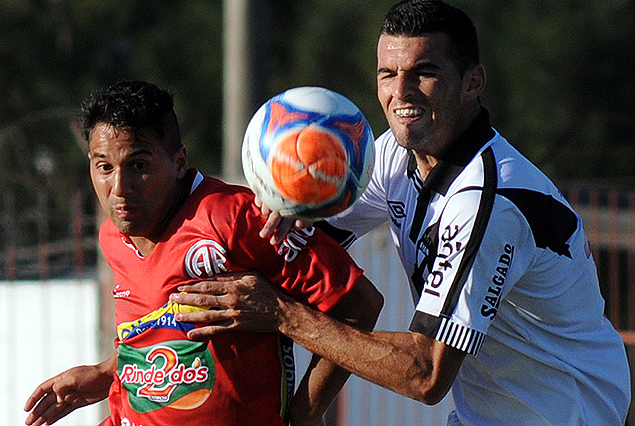 Miguel De Los Santos y Fabricio Formiliano en la presión por el control de la pelota.
