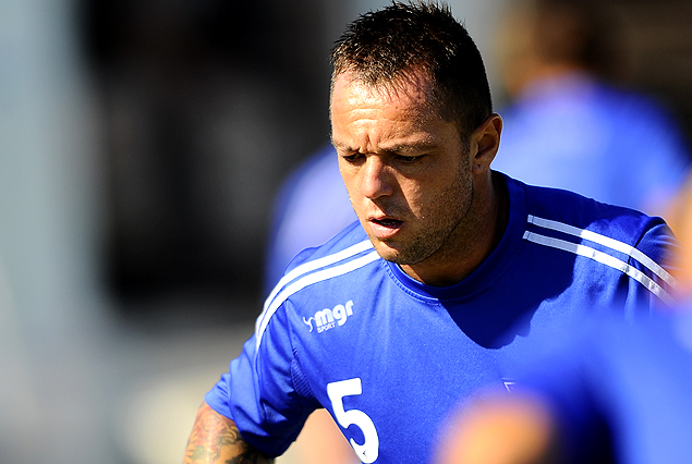 Rodrigo De Oliveira en el mediocampo de Cerro. 