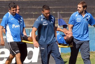 Gonzalo Sena sale del campo con esguince de rodilla