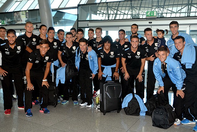 El grupo celeste en la partida desde el Aeropuerto Internacional de Carrasco. 
