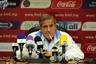 Oscar Tabárez brindó una conferencia de prensa en el estadio a los medios locales.