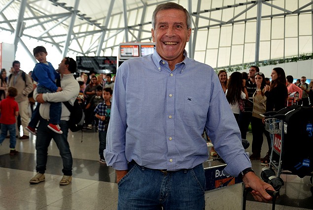 Oscar Tabárez previo a embarcar en el Aeropuerto de Carrasco. 