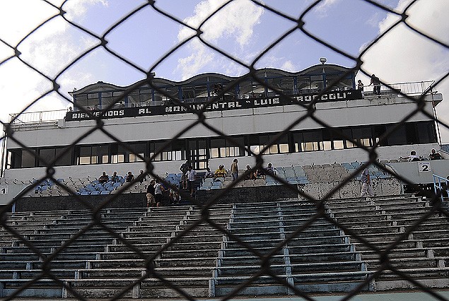 Muy pocas personas en la tribuna Argentina del estadio Tróccoli. 