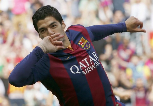 Luis Suárez y su clásico festejo de gol. Marcó a los 52 segundos de juego ante Valencia.