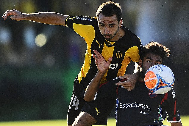 Emiliano Albin en el intento del cruce a Leandro Sosa. 