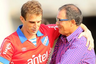 El abrazo entre Iván Alonso y Alfredo Arias.