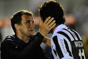 Rodolfo Arruabarrena y el afectuoso saludo a Juan Cruz Mascia.