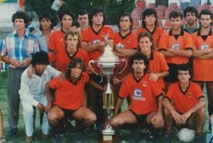 "Lucho Romero" tomando la Copa en la IASA de Barros Blancos.