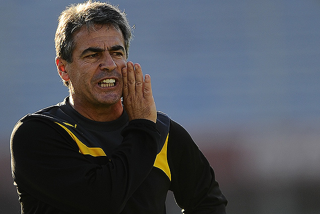 Pablo Bengoechea, el técnico de Peñarol,, a puro grito en el segundo tiempo y el triunfo. 