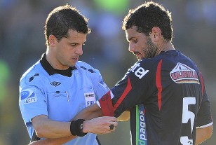 Andrés Cunha le coloca el brazalete de capitán a Carlos Keosseian.