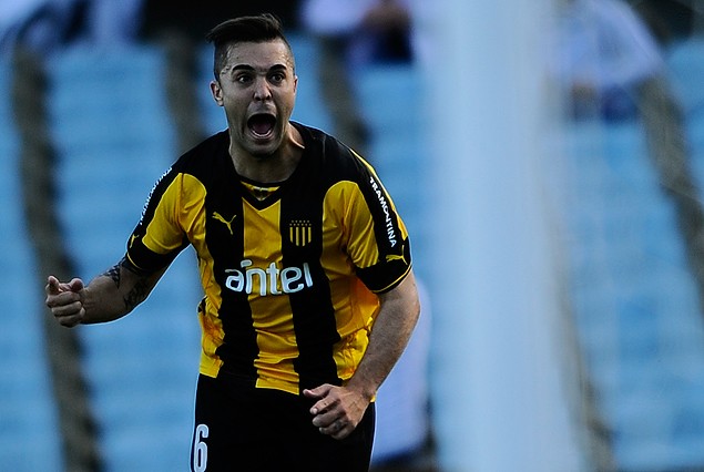 "Peñarol está enfocado en salir campeón", dijo el brasileño Diogo que en l atoma gráfica se llena la boca de gol en el festejo de su conquista.