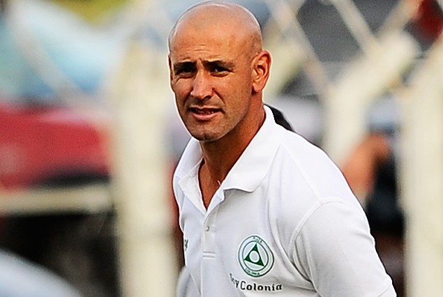 Eduardo Espinel, tras gran campaña (ascenso y terminó con 18 partidos sin perder), seguirá al frente de los "patas blancas".